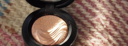 Повседневный нюд для любительниц натурального: MAC Extra Dimension Eyeshadow в оттенке A natural flirt