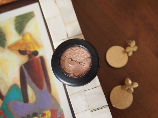 Повседневный нюд для любительниц натурального: MAC Extra Dimension Eyeshadow в оттенке A natural flirt
