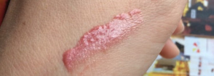 Плюшевый блеск для губ Benefit Cosmetics Sugarbomb Ultra Plush Shimmering Lip Gloss в оттенке Pinky Nude