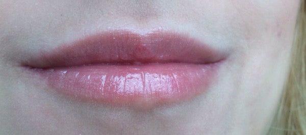 Плюшевый блеск для губ Benefit Cosmetics Sugarbomb Ultra Plush Shimmering Lip Gloss в оттенке Pinky Nude