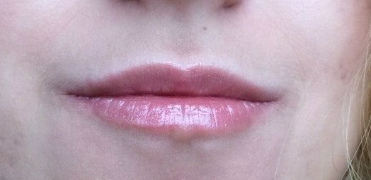 Плюшевый блеск для губ Benefit Cosmetics Sugarbomb Ultra Plush Shimmering Lip Gloss в оттенке Pinky Nude