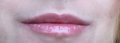 Плюшевый блеск для губ Benefit Cosmetics Sugarbomb Ultra Plush Shimmering Lip Gloss в оттенке Pinky Nude