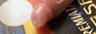 Плюшевый блеск для губ Benefit Cosmetics Sugarbomb Ultra Plush Shimmering Lip Gloss в оттенке Pinky Nude