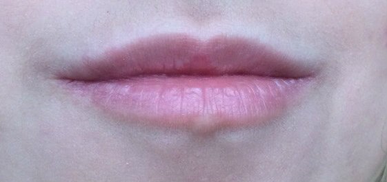 Плюшевый блеск для губ Benefit Cosmetics Sugarbomb Ultra Plush Shimmering Lip Gloss в оттенке Pinky Nude