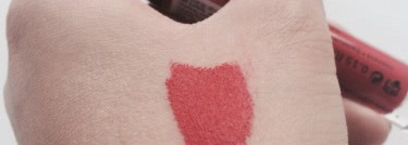 Трудноносибельная Essence Xxxl Longlasting lipgloss 07 Silky Red