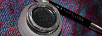 Космические стрелки с Maybelline Eyestudio Lasting Drama gel eyeliner в оттенке #07 Black Chrome