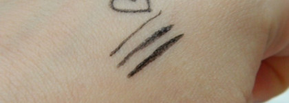 Благодаря Lumene Blueberry intense liner waterproof я научилась рисовать стрелочки! Это именно то, что необходимо новичку