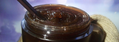 Кружечка бодрящего кофе на ночь с Tony Moly Latte Art Cappucino Cream In Scrub. Думаете, что не уснете? Пить его не нужно, достаточно нанести на лицо и получать удовольствие от кофейного результата