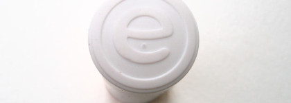 Бюдженый нюд с линейкой Essence This is me. Помада в оттенке - 03 и лак для ногтей - 03 Bold