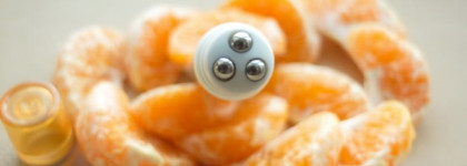 Как спать по  три часа и при этом не быть уставшей пандой? Легко! С сывороткой с роликовым аппликатором для области вокруг глаз Lumene Bright Now Vitamin C