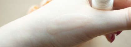 Как спать по  три часа и при этом не быть уставшей пандой? Легко! С сывороткой с роликовым аппликатором для области вокруг глаз Lumene Bright Now Vitamin C