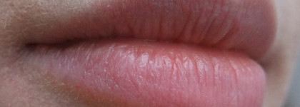 Avon ultra glazewear  lip gloss в оттенке Legendary red