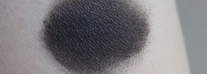 Быть черному! Тени Vivienne Sabo petits jeux в оттенке #118