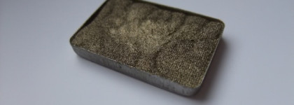 Оттенки хаки в тенях Just