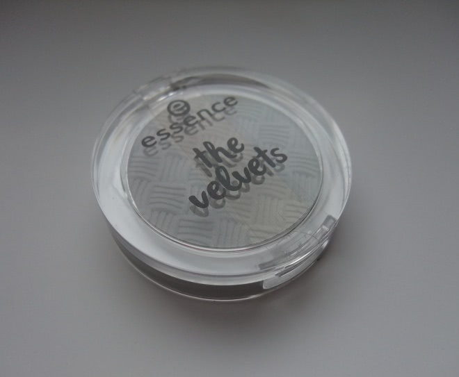Essense тени для век The Velvets eyeshadow в оттенке 04 you're the greytest