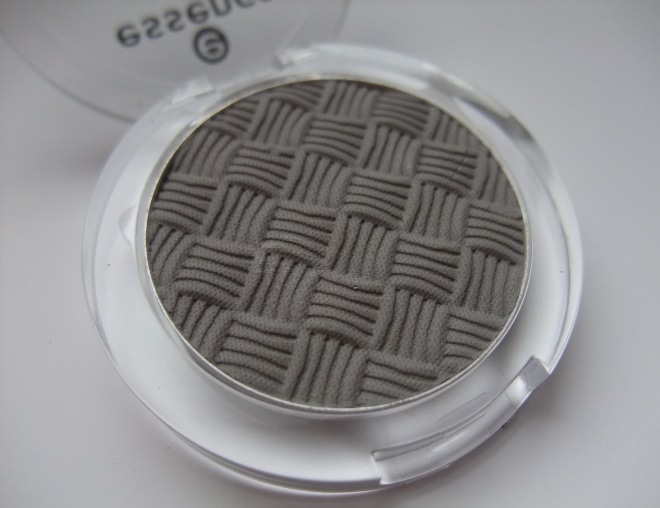 Essense тени для век The Velvets eyeshadow в оттенке 04 you're the greytest