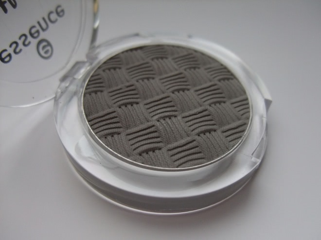 Essense тени для век The Velvets eyeshadow в оттенке 04 you're the greytest