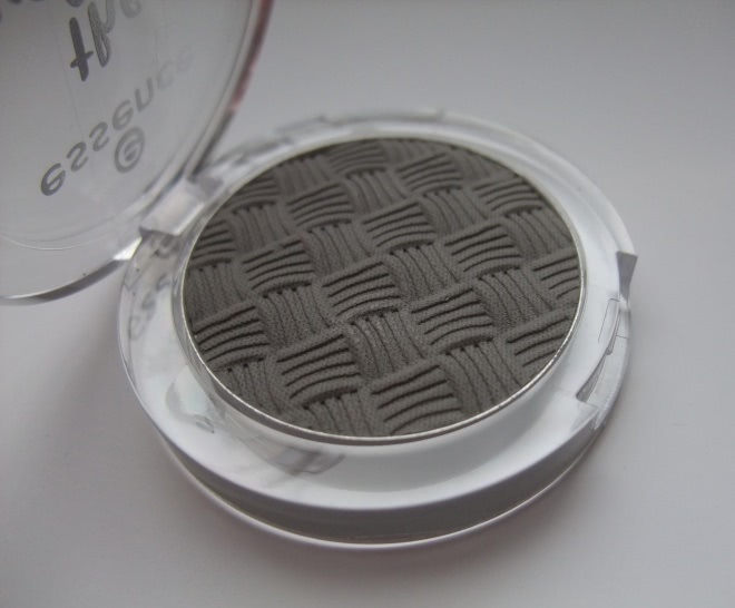 Essense тени для век The Velvets eyeshadow в оттенке 04 you're the greytest