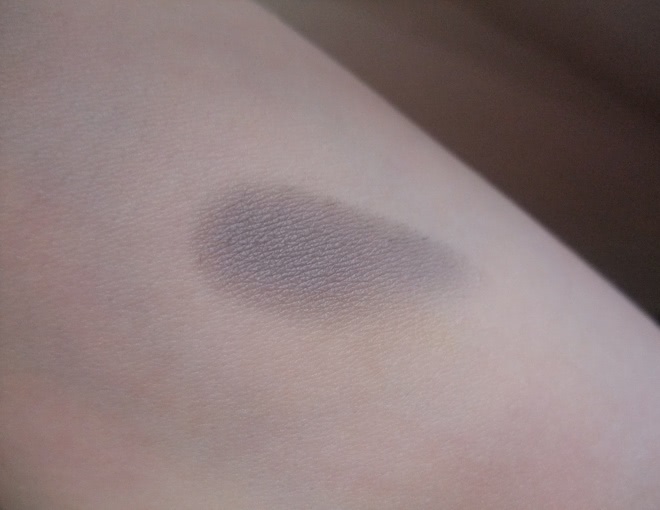 Essense тени для век The Velvets eyeshadow в оттенке 04 you're the greytest
