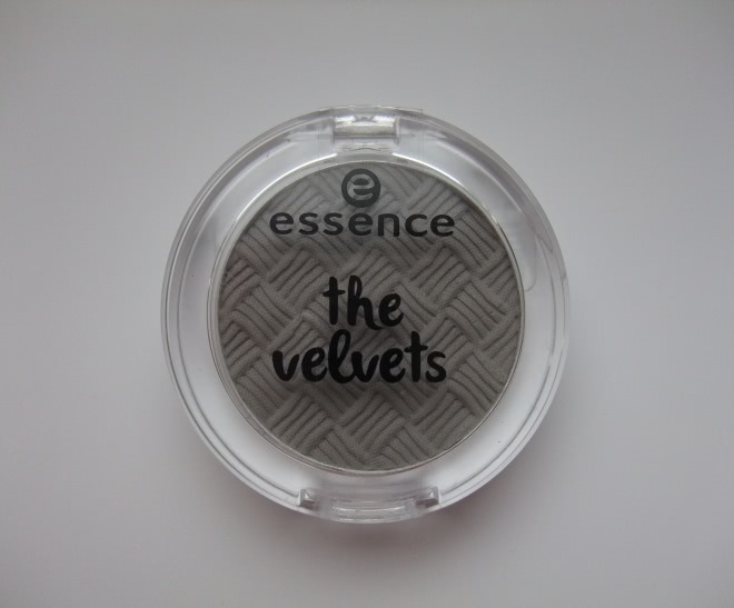 Essense тени для век The Velvets eyeshadow в оттенке 04 you're the greytest