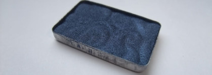 Оттенки сапфира и изумруда в тенях Just