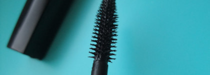 Avon Super extend Winged out mascara "СуперДлина Акцент" в оттенке Blackest Black