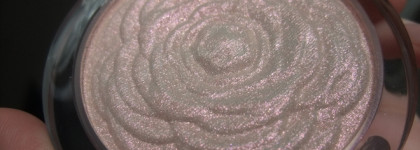 Есть решение: альтернатива инди-брендам или бюджетный дуохромный хайлайтер/тени Essence Bloom Baby, Bloom! тон 02 Rose & Shine