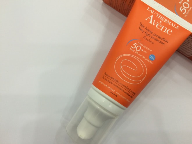 Лето закончилось, а нежная кожа лица нуждается в защите Avene Very High Protection Emulsion SPF 50+