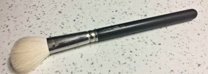 Старенькие, но тем не менее глубоко любимые косметические кисти Mac