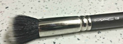 Старенькие, но тем не менее глубоко любимые косметические кисти Mac