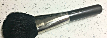 Старенькие, но тем не менее глубоко любимые косметические кисти Mac