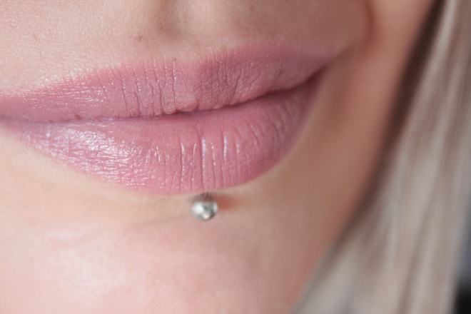Essence longlasting lipstick nude в оттенке 03 Сome naturally
