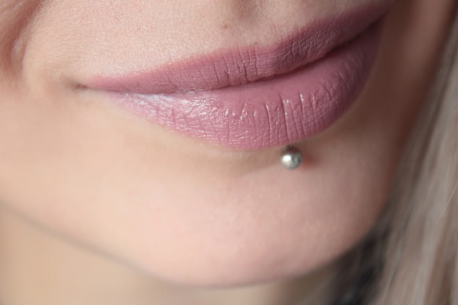 Essence longlasting lipstick nude в оттенке 03 Сome naturally