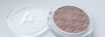 Нежнее нежного с тенями Essence The Velvets eyeshadow в оттенке 05 Taupe secret
