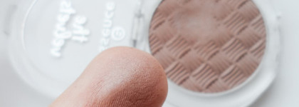 Нежнее нежного с тенями Essence The Velvets eyeshadow в оттенке 05 Taupe secret