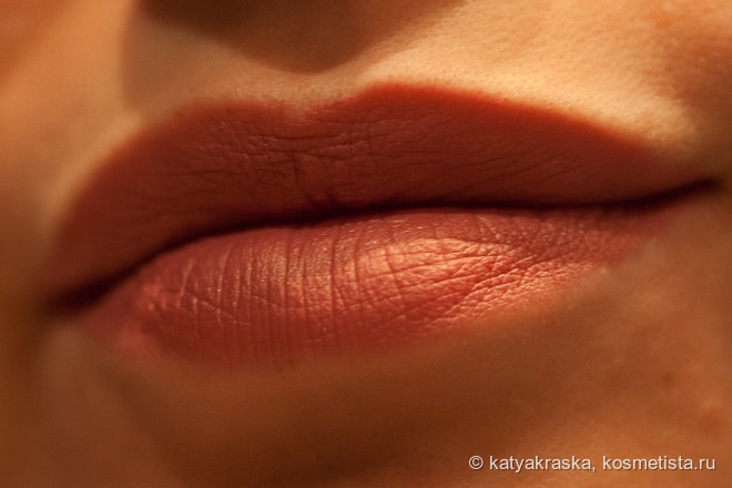 Необычная полуматовая помада Nars Semi Matte Lipstick Catfight