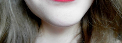 О том, что нужно сделать,чтобы матовая помада стала матовой на примере Essence Stay Matt Lip Cream в оттенке 03 Smooth Berry и 01 Velvet Rose