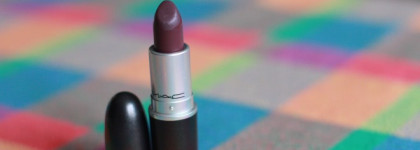 Если вы собираетесь на шабаш, не забудьте дополнить образ помадой MAC matte smoked purple
