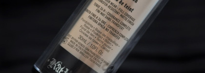 Kat von D Lock-It Foundation в оттенке Light 45 Neutral - стойкая тональная основа, остающаяся на лице до 24 часов