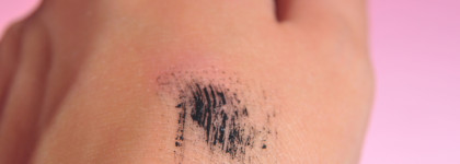 Неоднозначные продукты для макияжа глаз: MAC In Extrime Dimension 24HR Kajal Eye Liner / MAC Magic Extension 5 mm fiber Mascara