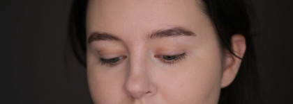 Макияж с яркими стрелками продуктами Viviene Sabo