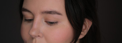 Макияж с яркими стрелками продуктами Viviene Sabo