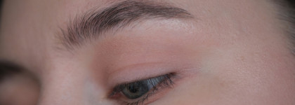 Макияж с яркими стрелками продуктами Viviene Sabo