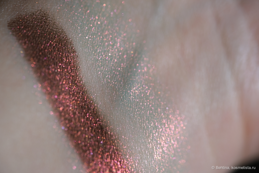 Дневной свет от окна, пасмурно, в глубине комнаты