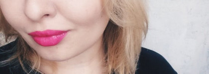 MAC Vamplify Lipgloss 'A for attitude'