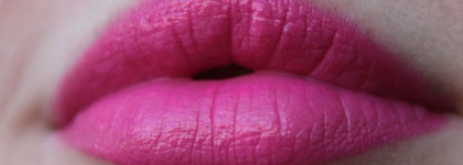 MAC Vamplify Lipgloss 'A for attitude'
