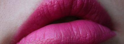 MAC Vamplify Lipgloss 'A for attitude'