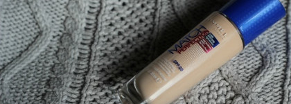 Главные прорабы. Тональная основа Rimmel Match Perfection SPF 20 # 010 Light Porcelain & Dior Backstage Blender #10 Teint/Face