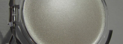 Компактная кремовая пудра с мерцанием Essence Soo Glow! Cream To Powder Highlighter - мой самый любимый на данный момент хайлайтер