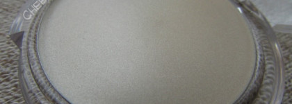 Компактная кремовая пудра с мерцанием Essence Soo Glow! Cream To Powder Highlighter - мой самый любимый на данный момент хайлайтер